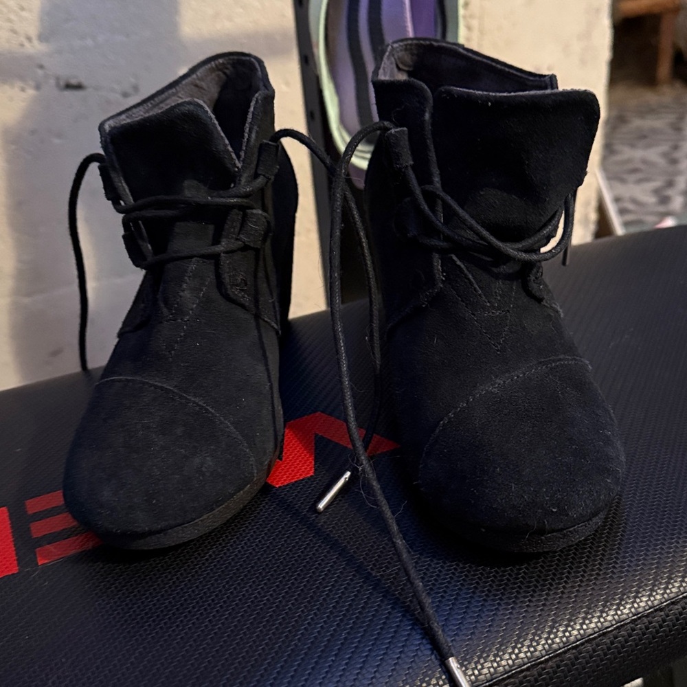 Tom's suede wedge boots